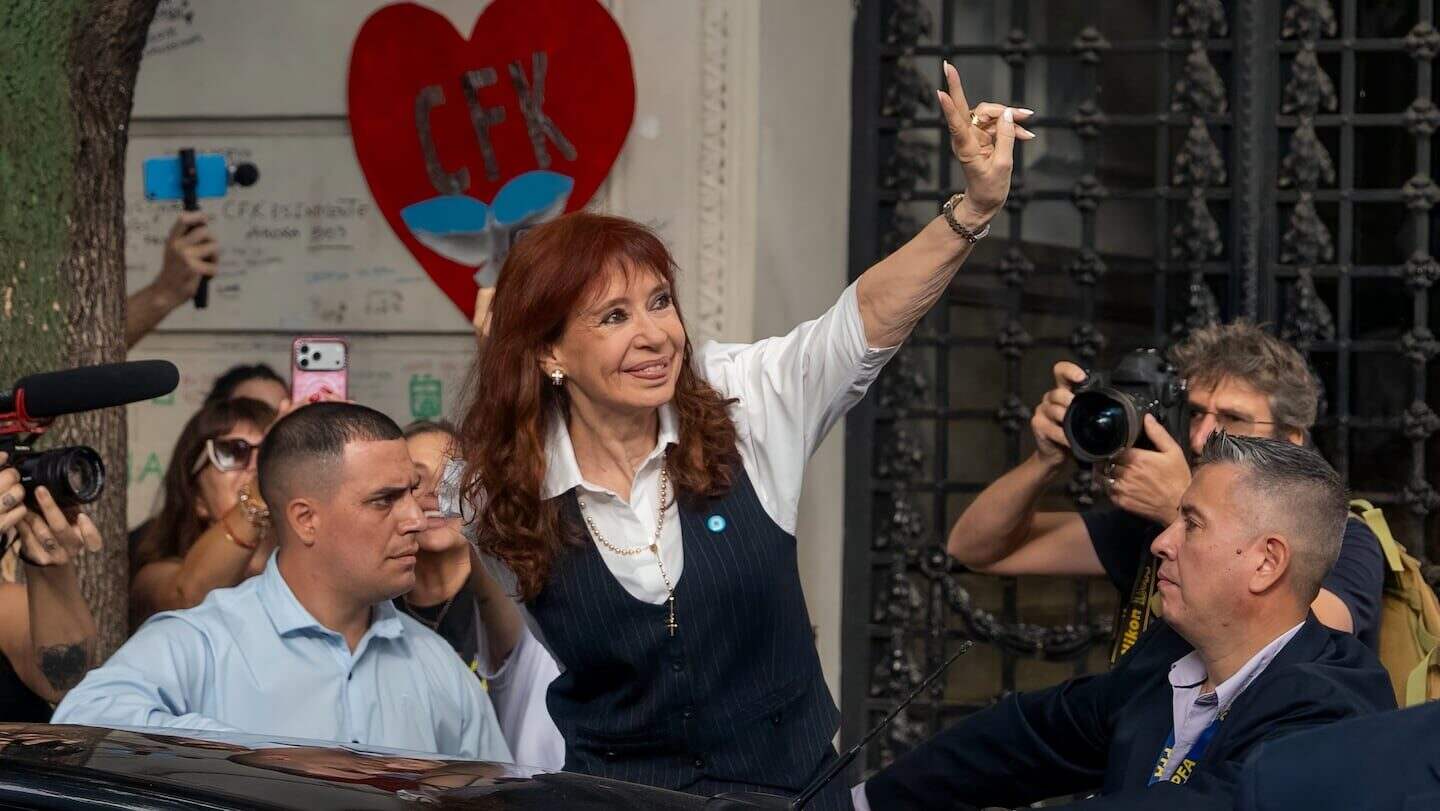 Cristina Fernández de Kirchner saluda a sus seguidores en un evento público en Argentina