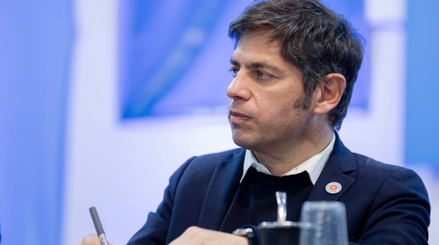 Axel Kicillof participando en un debate sobre política migratoria en Argentina