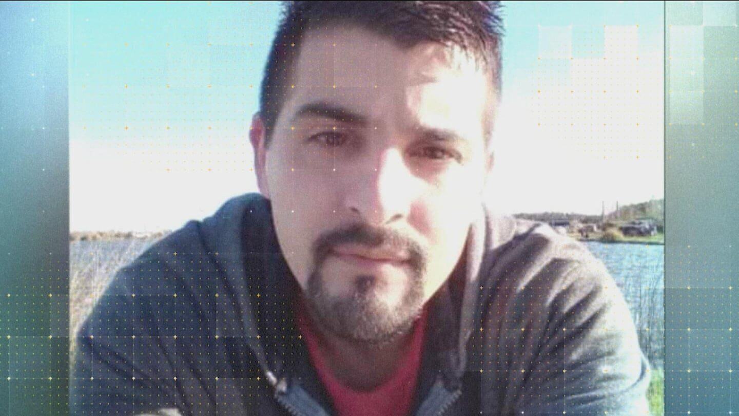Hombre en primer plano con fondo natural, relacionado con un caso de maltrato en geriátrico