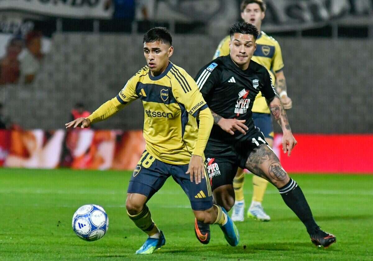 Jugador de Boca Juniors en acción durante el partido contra Deportivo Riestra