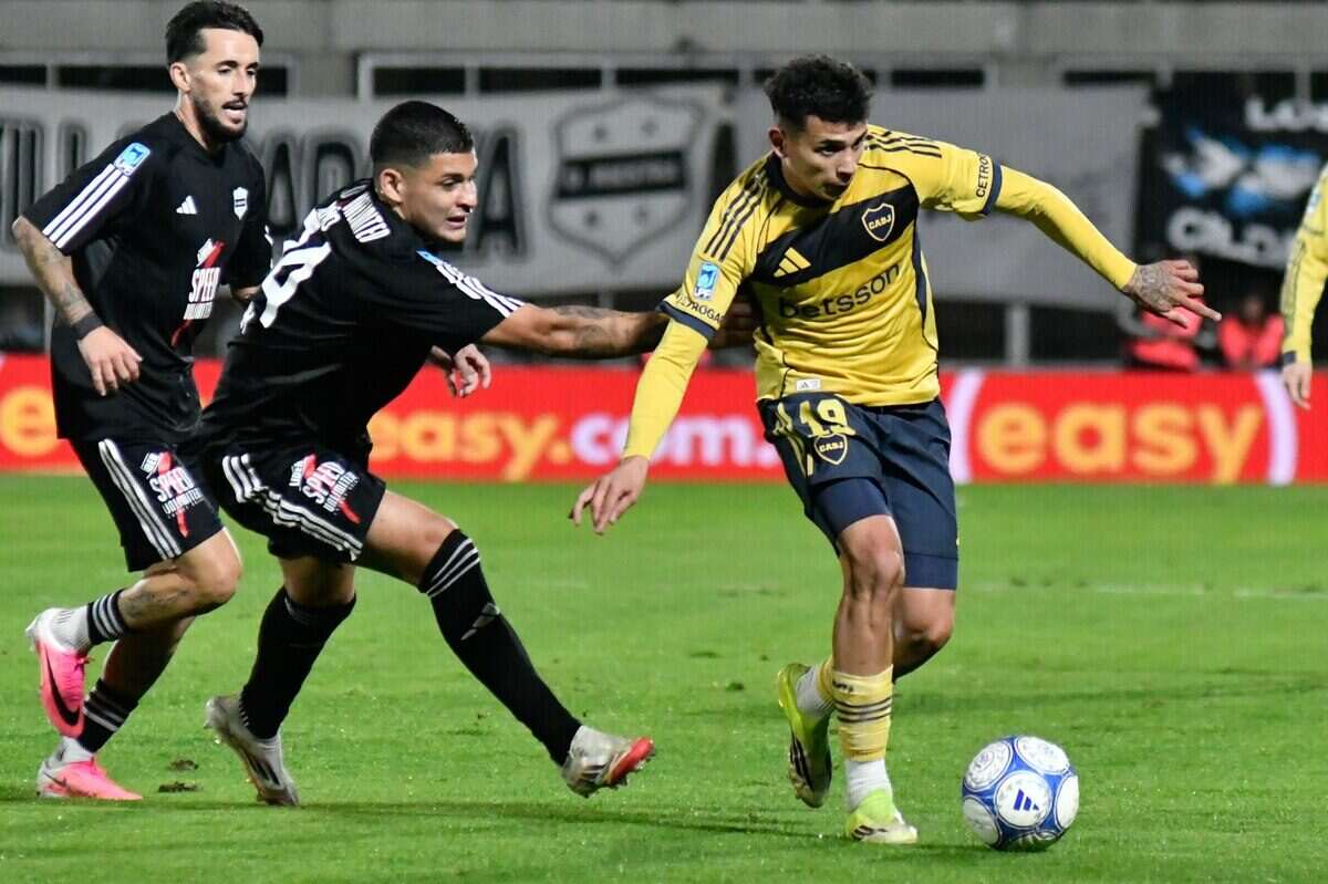 Jugadores de Deportivo Riestra y Boca Juniors en acción durante el partido del Clausura 2026