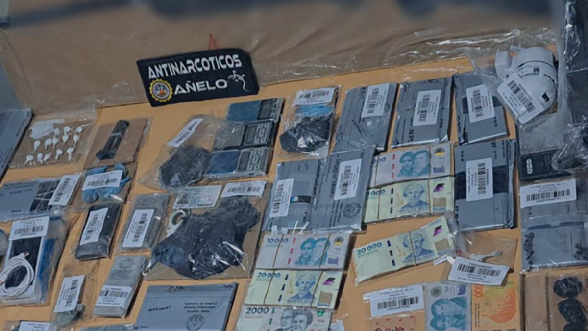 Evidencia de un operativo antidrogas con droga y dinero en efectivo incautado