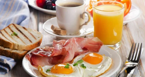 Desayuno saludable con frutas y yogur