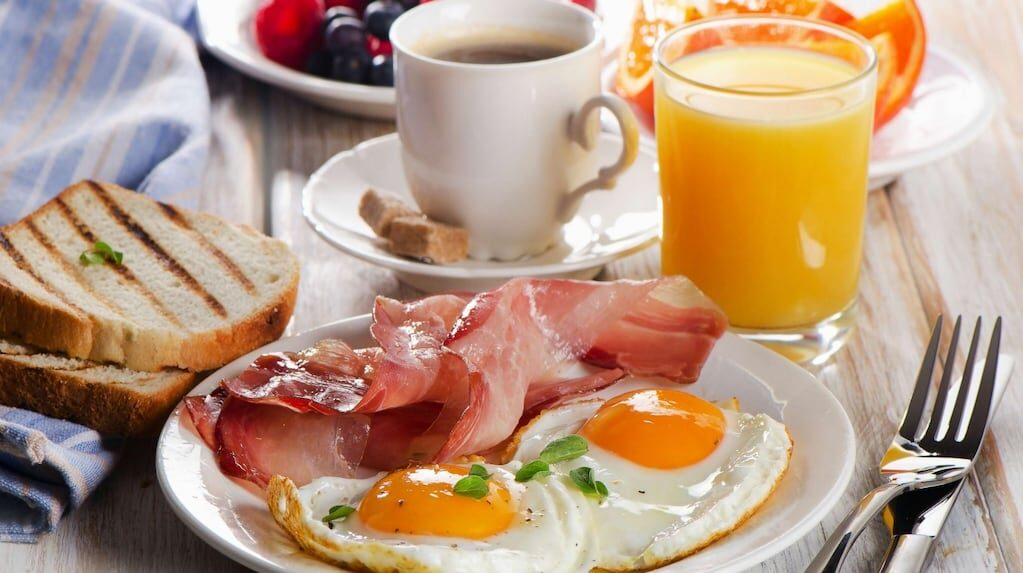 Desayuno saludable con frutas y yogur