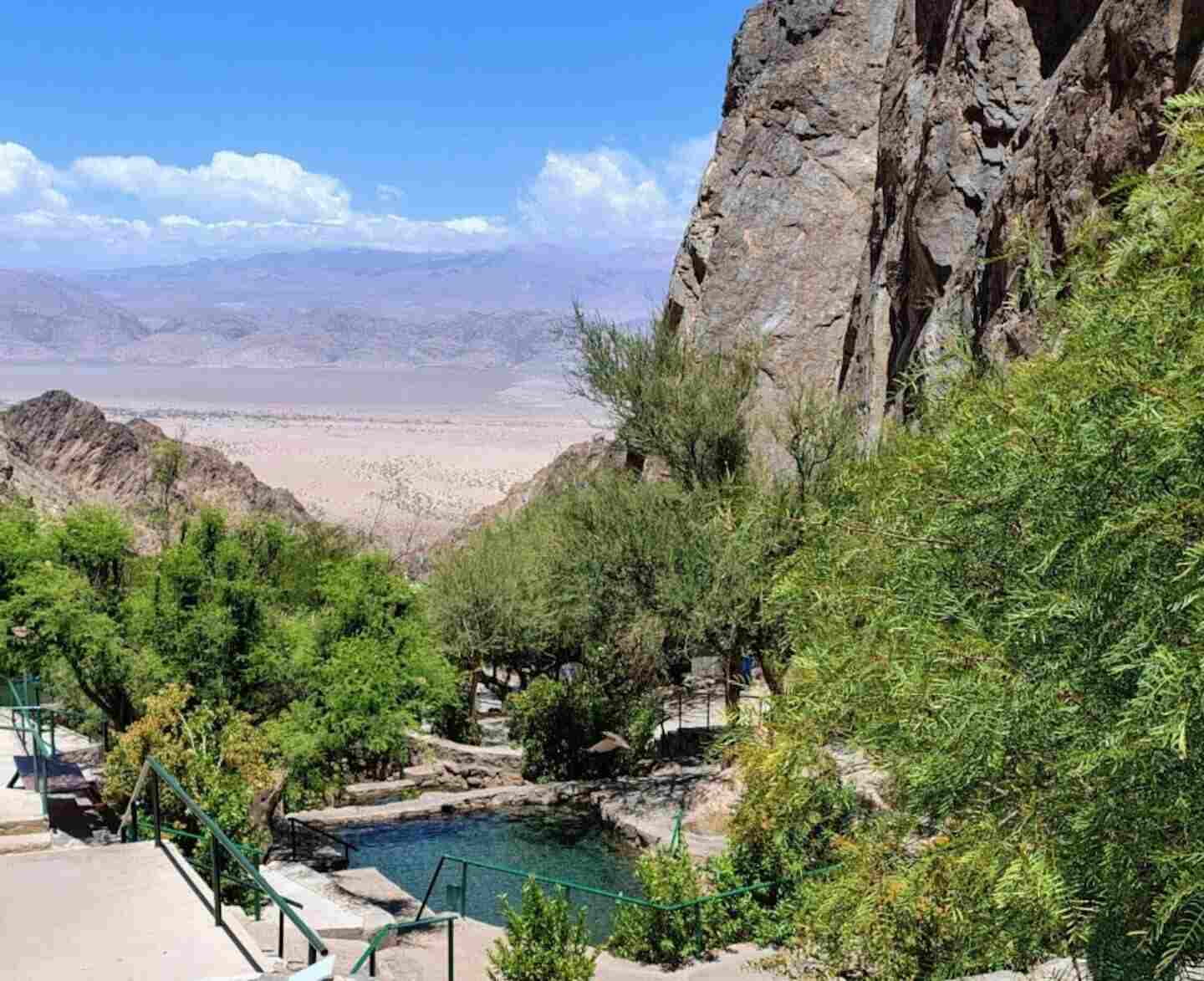 Vista panorámica de los Médanos de Fiambalá con vegetación y montañas al fondo