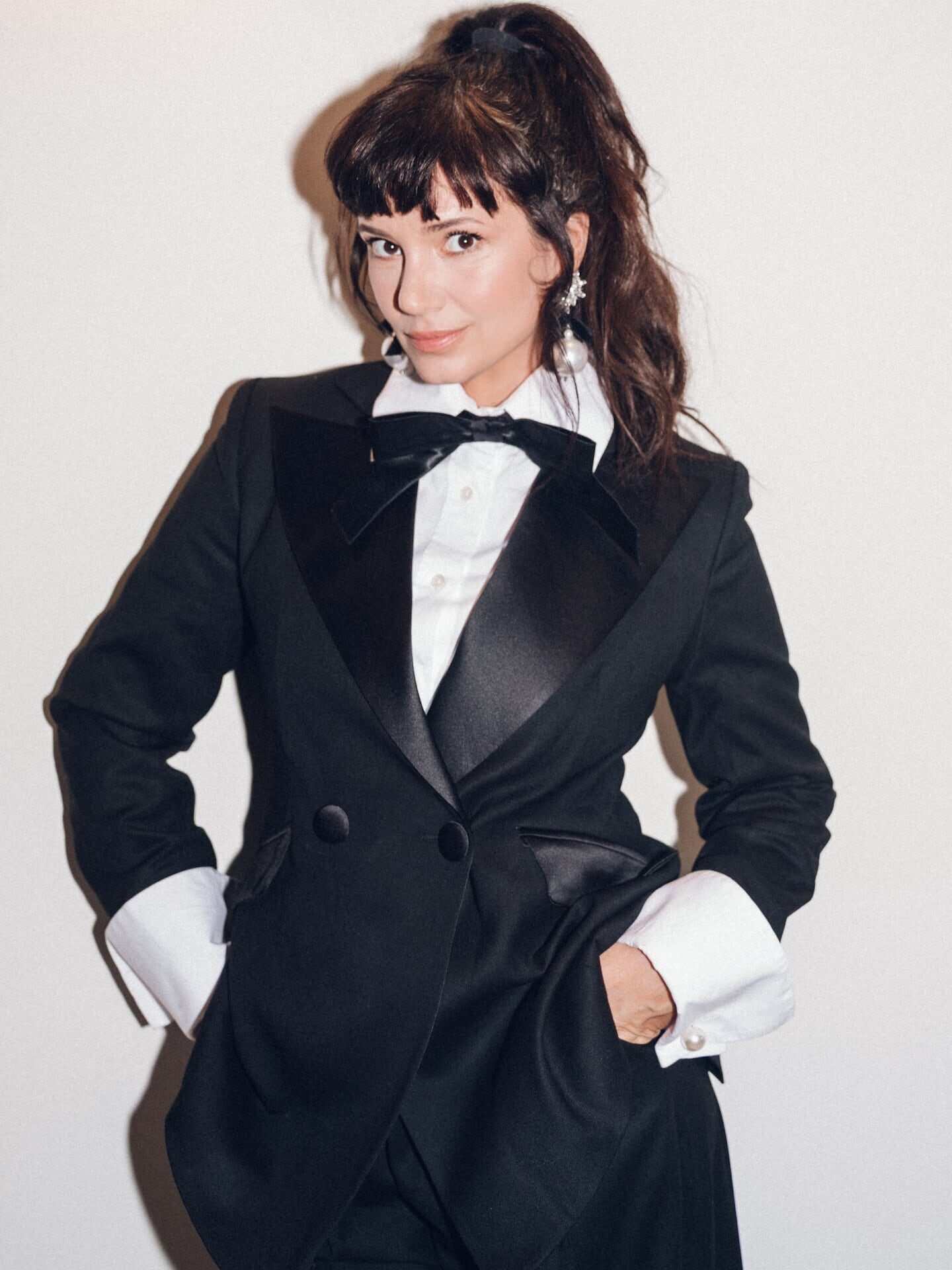 Griselda Siciliani posando con un elegante traje negro en los Premios Pinti 2026
