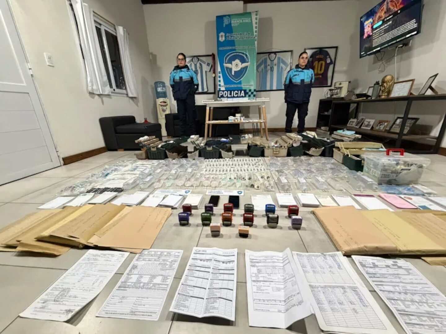 Operativo policial en Pinamar con medicamentos y documentos decomisados