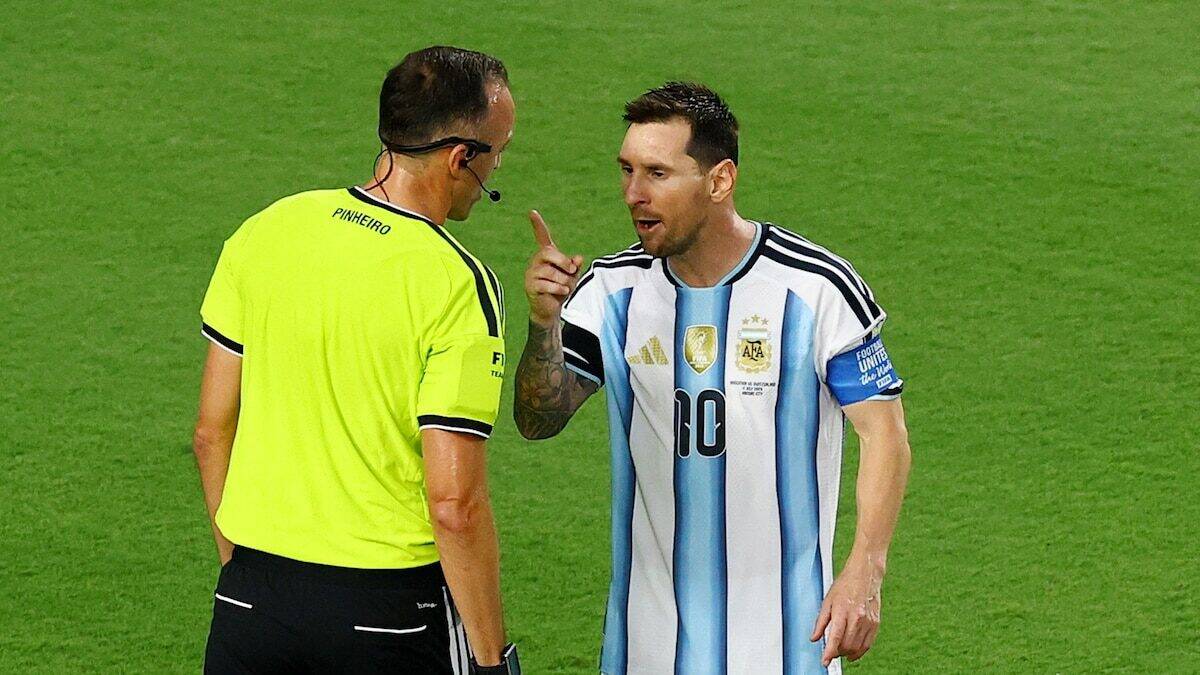 Lionel Messi discutiendo con el árbitro João Pinheiro durante el partido Argentina-Suiza en el Mundial 2026
