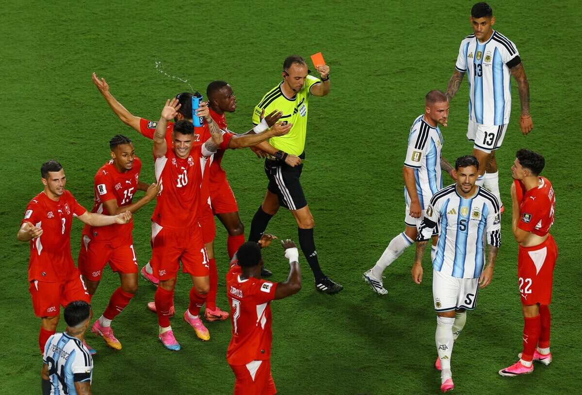 El árbitro João Pinheiro muestra una tarjeta amarilla durante el partido Argentina-Suiza en el Mundial 2026