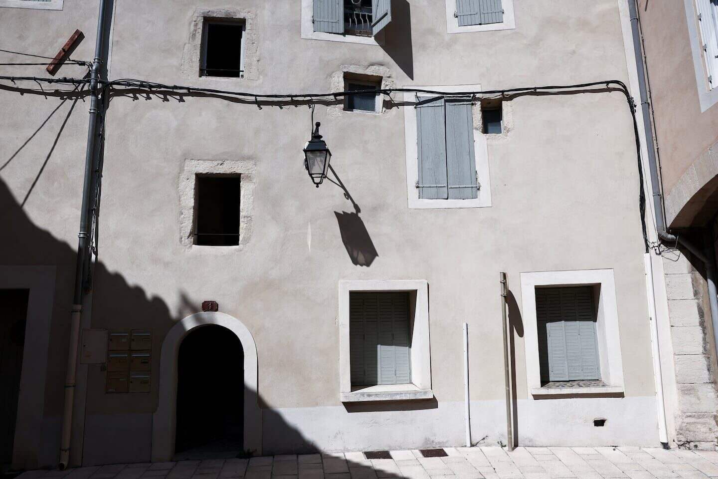 Fachada de un edificio en Orange, Francia, donde se encontraron cinco bebés muertos