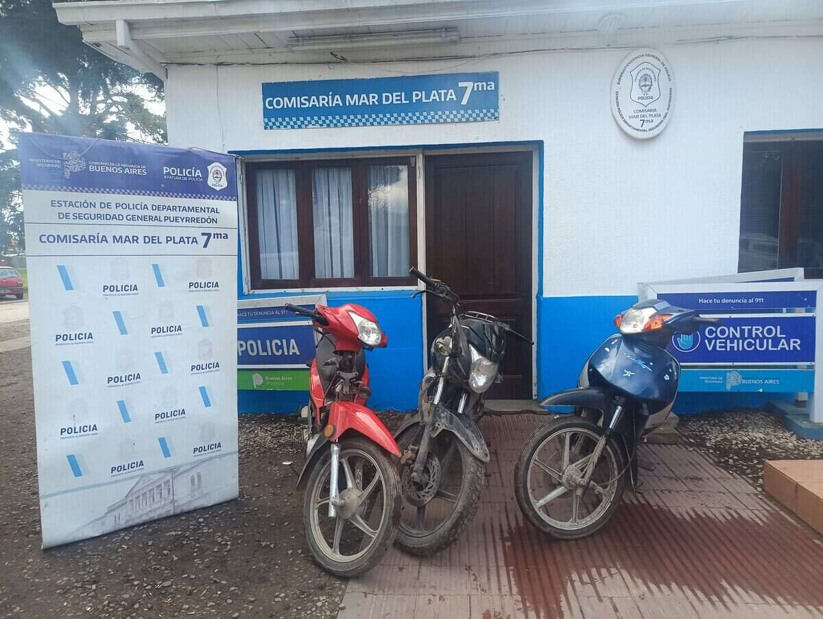 Motocicletas estacionadas frente a la comisaría 7ma de Mar del Plata