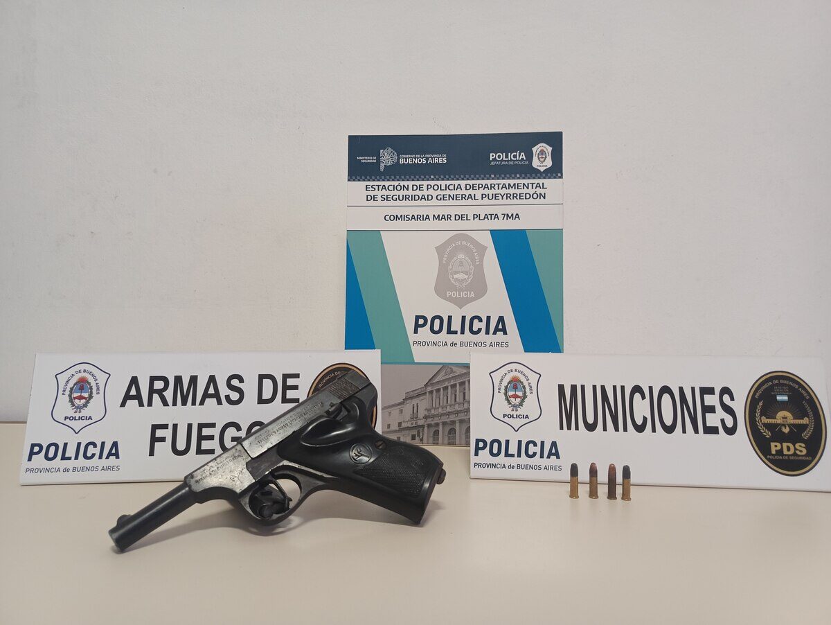 Pistola y municiones exhibidas en una mesa de la Policía de Mar del Plata
