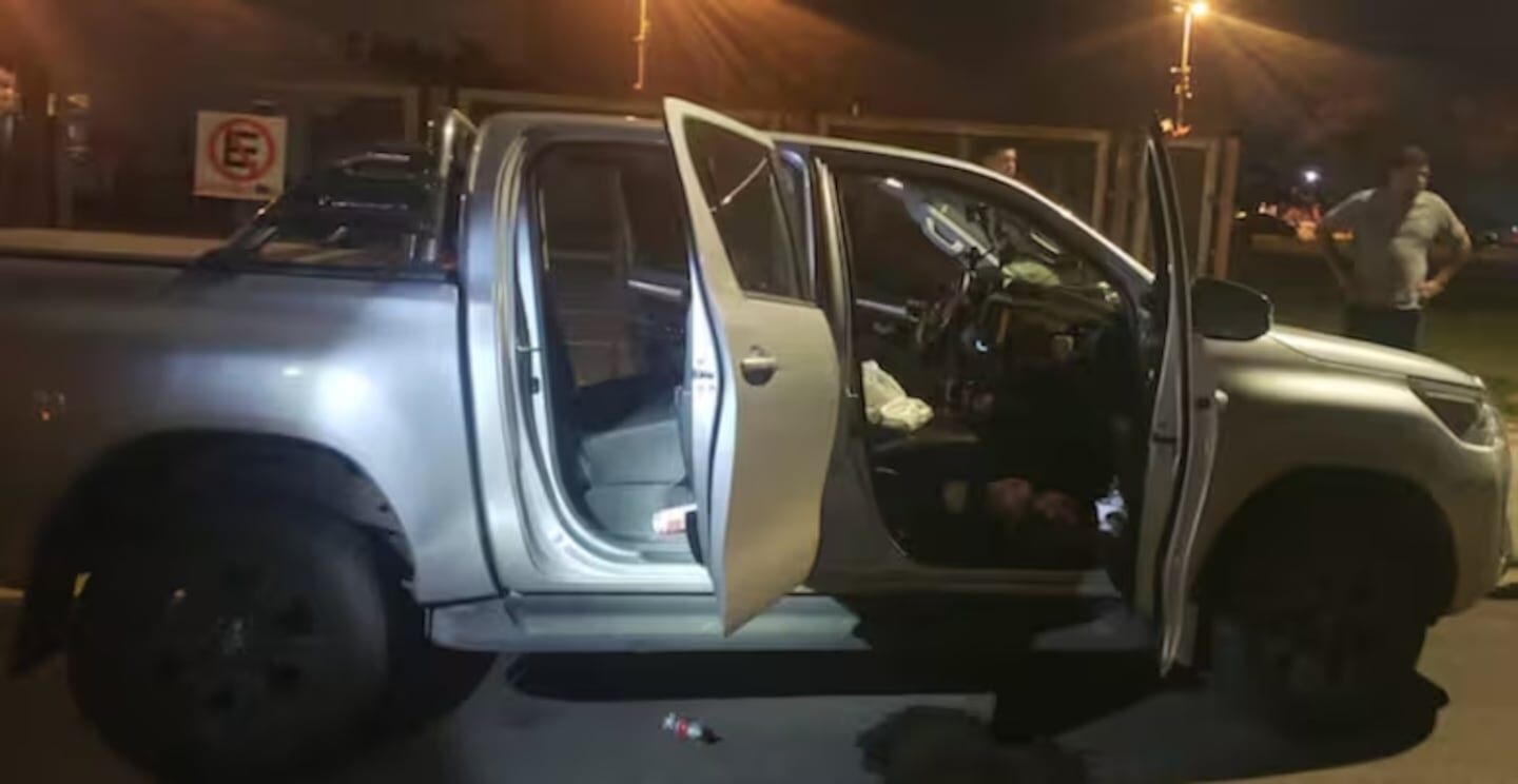 Vehículo con puertas abiertas en la escena de un arresto en Paraguay