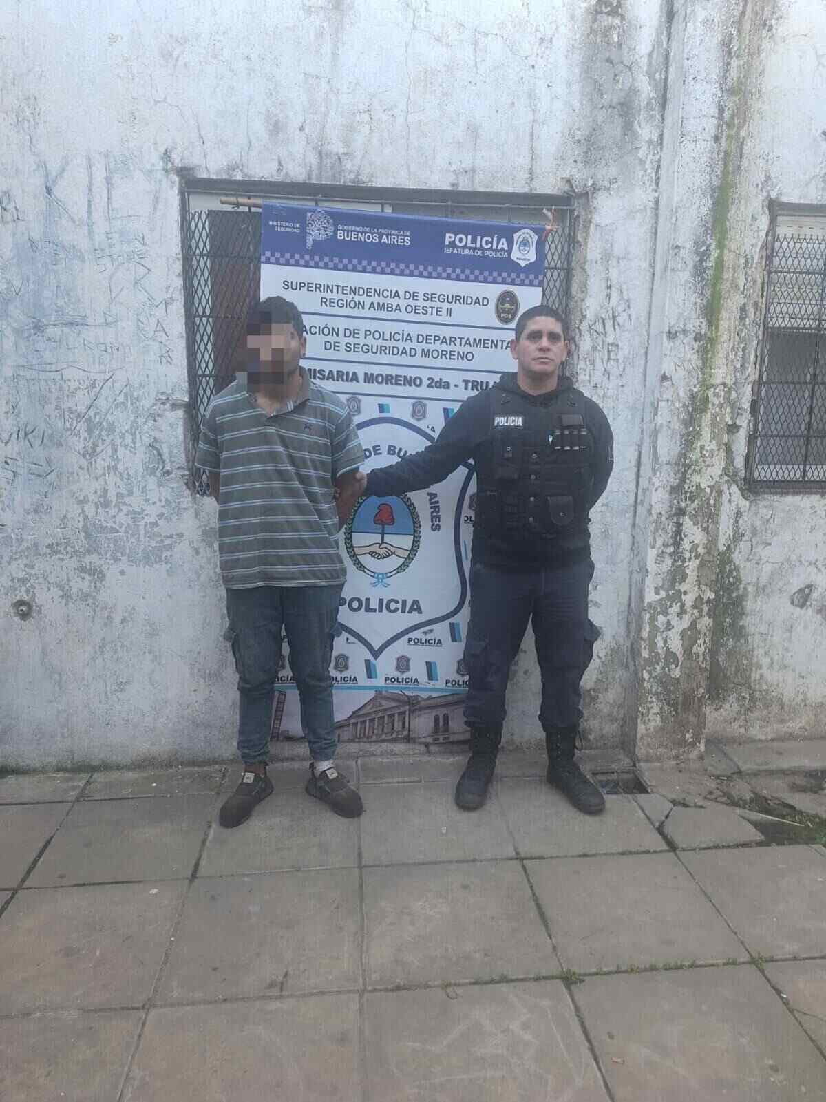 Detención de un joven por la policía en Moreno tras apuñalar a una mujer durante un robo