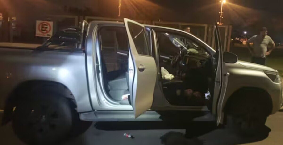 Vehículo detenido con las puertas abiertas en una escena nocturna en Paraguay