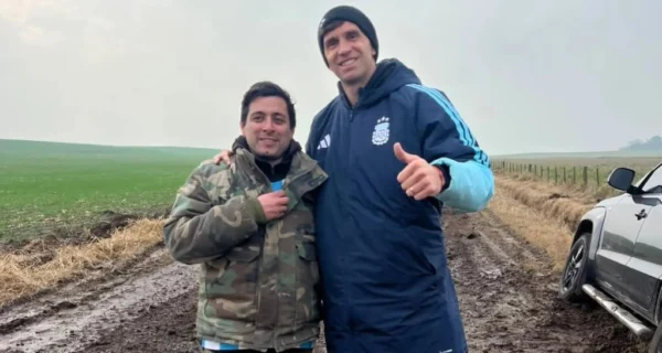 Dibu Martínez atrapado en barro con su camioneta
