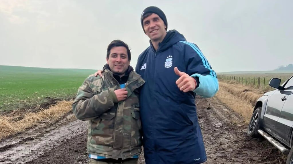 Dibu Martínez atrapado en barro con su camioneta