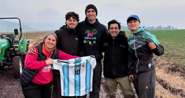 Dibu Martínez junto a sus rescatistas en Sierra de los Padres