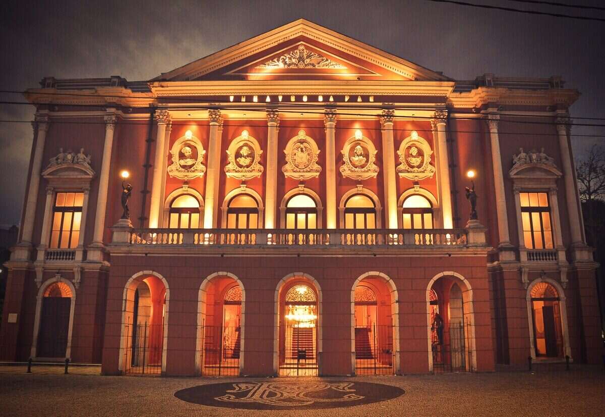 Fachada iluminada del Teatro de la Paz en Belém, Brasil
