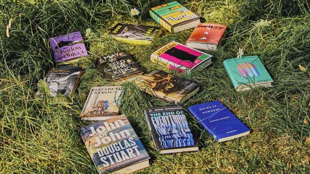 Libros sobre el césped, incluyendo obras de Douglas Stuart y Marlon James