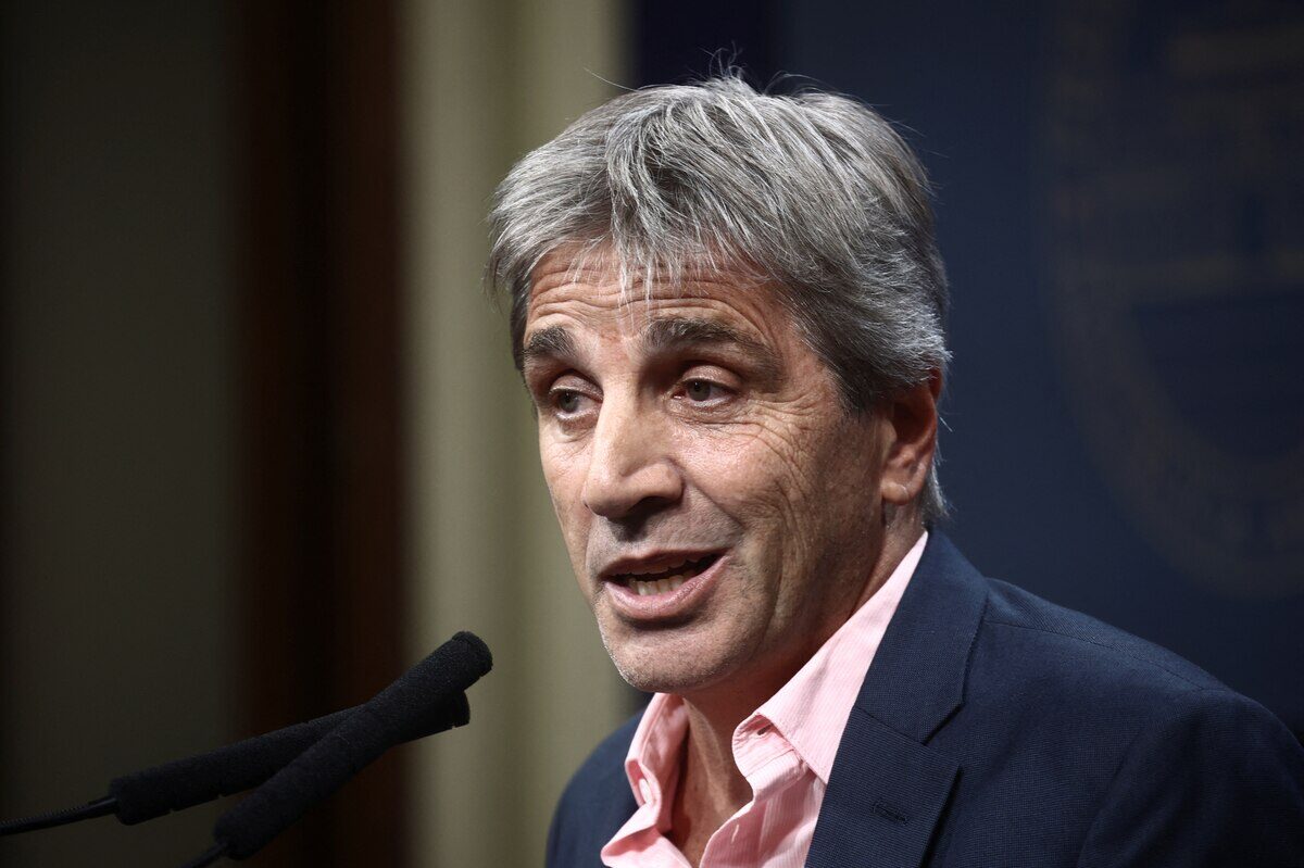 Iván Dubois, parlamentario del Mercosur, hablando en una conferencia de prensa