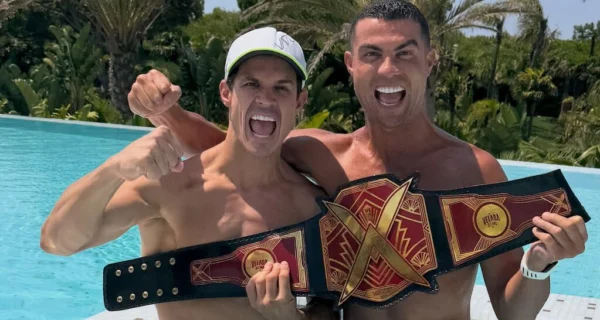 Edu Aguirre y Cristiano Ronaldo celebrando una victoria en Sevilla