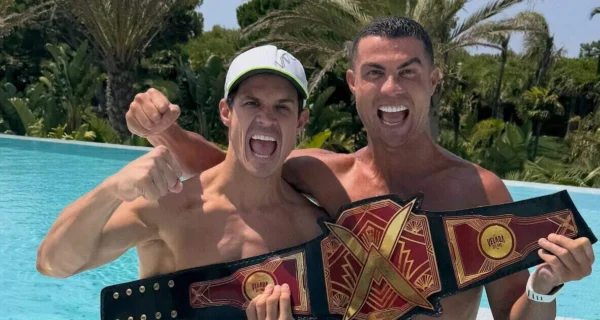 Edu Aguirre celebrando su victoria con Cristiano Ronaldo