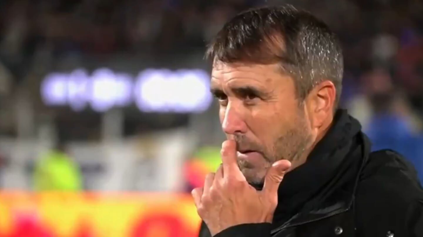 Eduardo Coudet, entrenador de River Plate, reflexionando tras la derrota ante Gimnasia