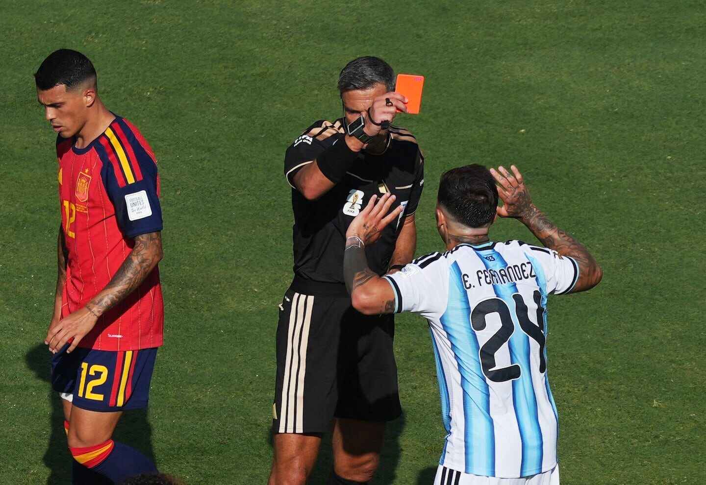 El árbitro Slavko Vincic muestra una tarjeta roja durante un partido entre Argentina y España