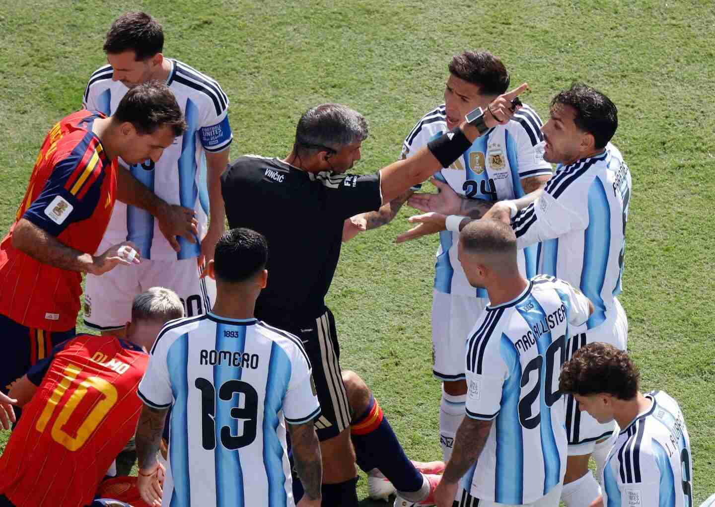 El árbitro Slavko Vincic dirigiéndose a los jugadores de Argentina y España durante la final del Mundial 2026