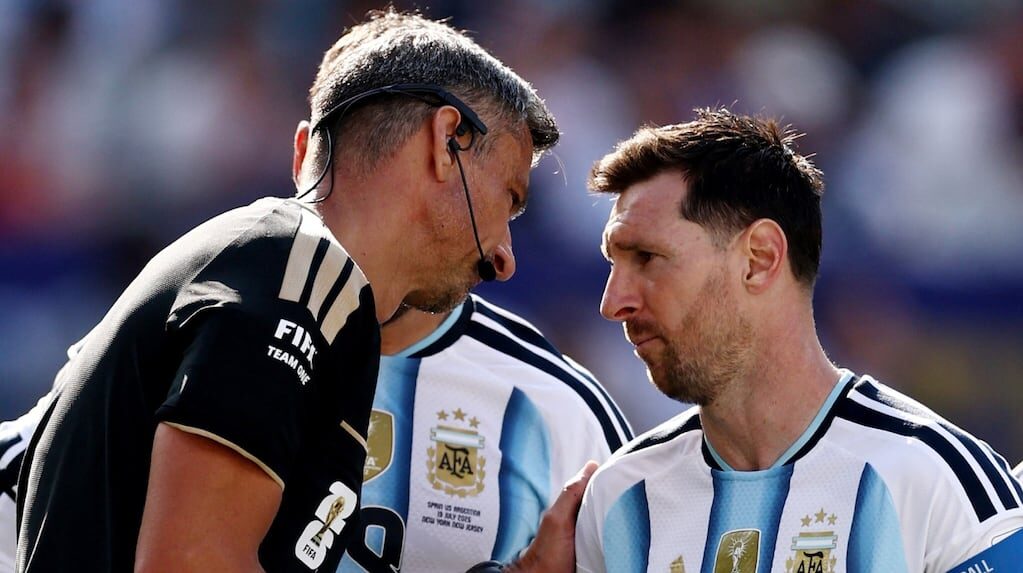 El árbitro Slavko Vincic durante la final del Mundial 2026
