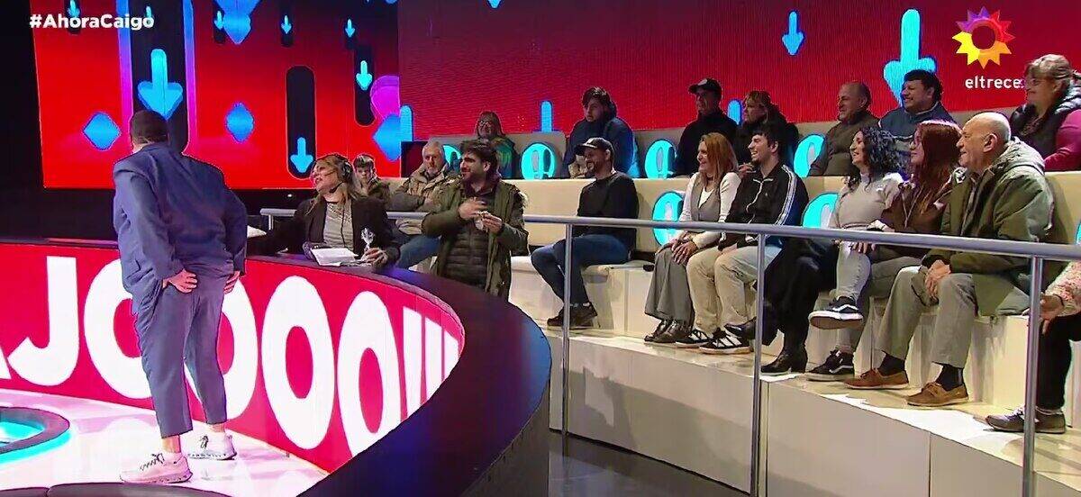Darío Barassi mostrando su pantalón roto durante el programa Ahora Caigo