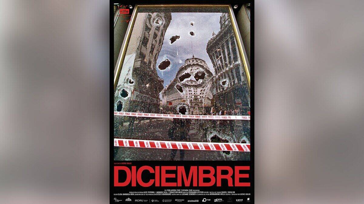Póster del documental 'Diciembre' que muestra una imagen de un edificio con impactos de bala y cinta de seguridad