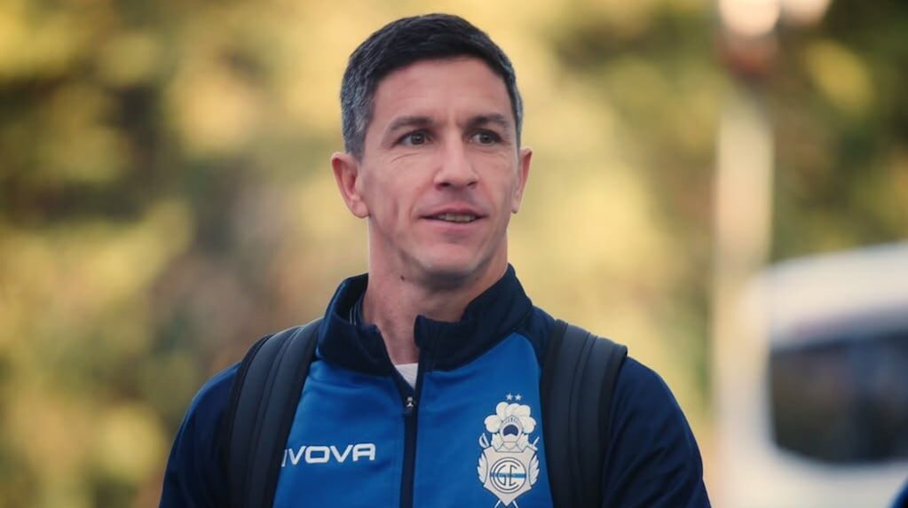 Nacho Fernández celebrando con los hinchas tras el triunfo de Gimnasia sobre River