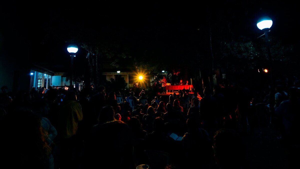 Multitud de personas en el Festival Internacional de Literatura Tucumán durante la noche