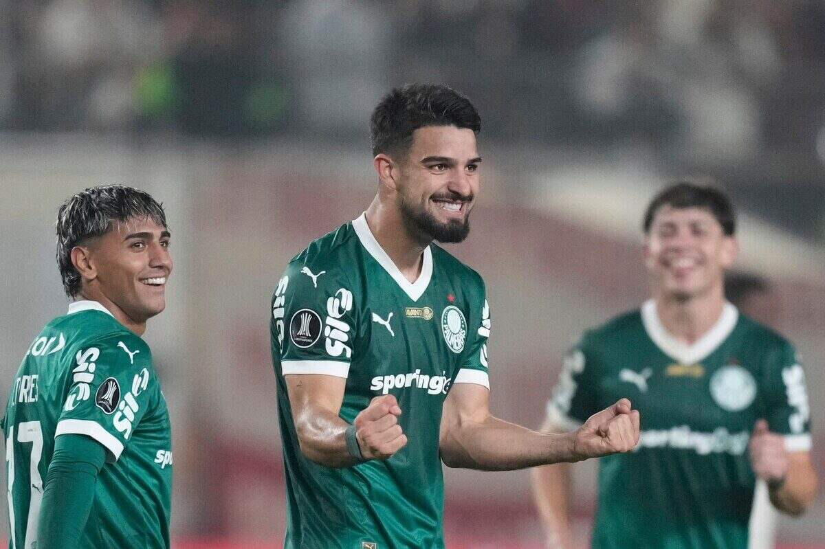 Juan Manuel López celebra un gol con sus compañeros en el Palmeiras