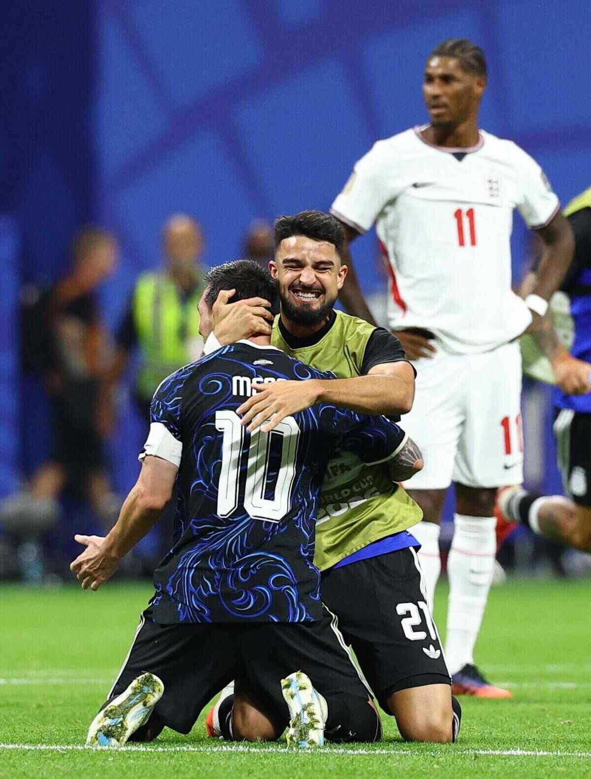 Juan Manuel López celebra con un compañero tras un partido de fútbol