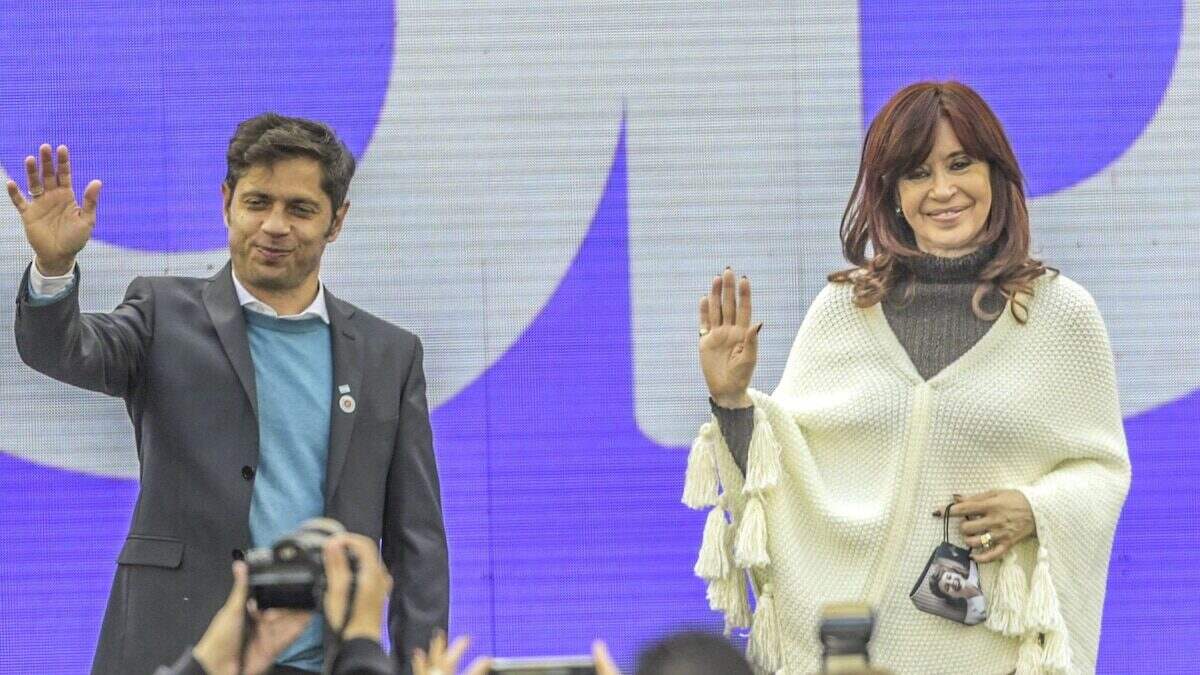 Cristina Kirchner y Axel Kicillof saludan al público en un evento político