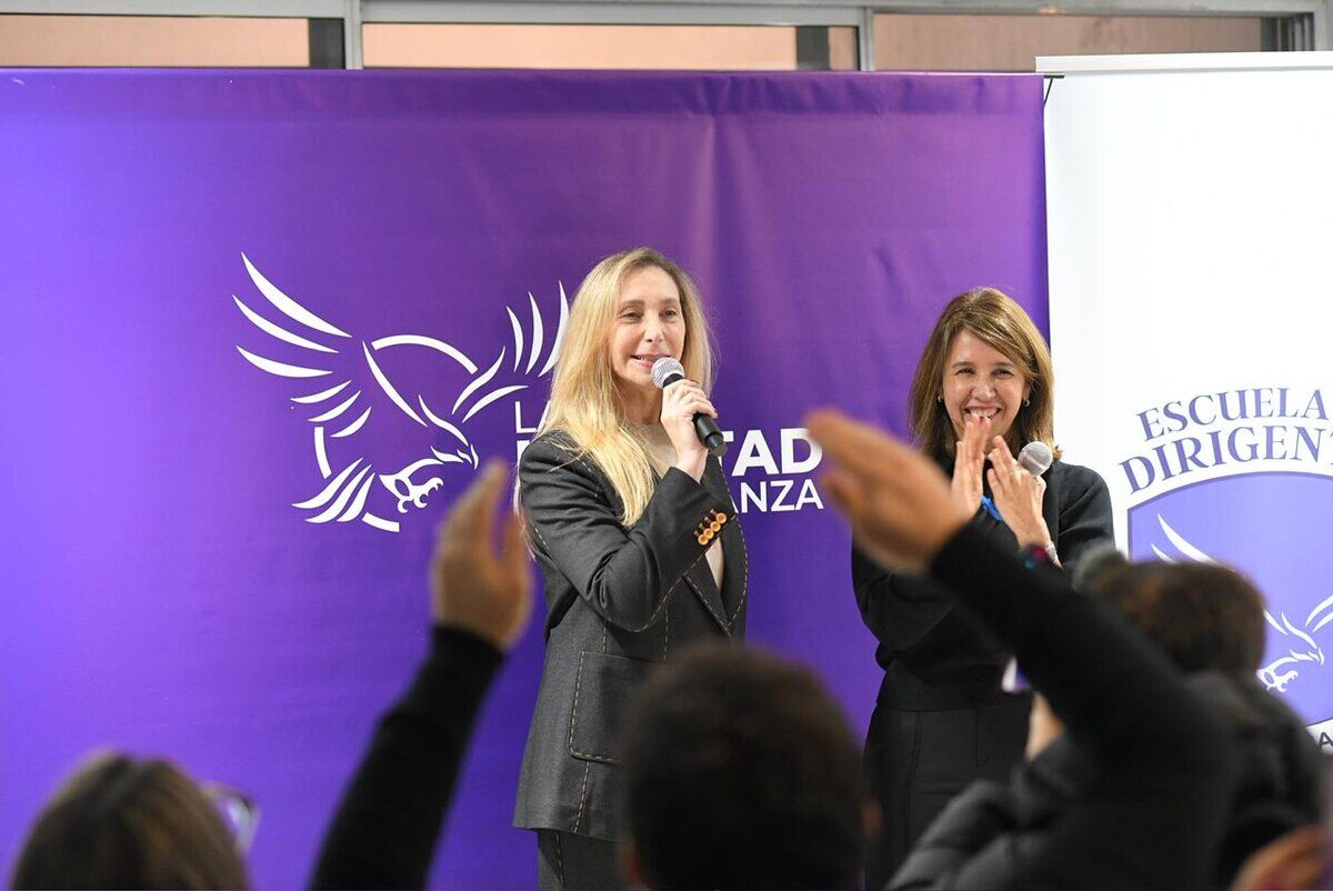 Dos mujeres en un evento político en Argentina, una de ellas hablando al micrófono