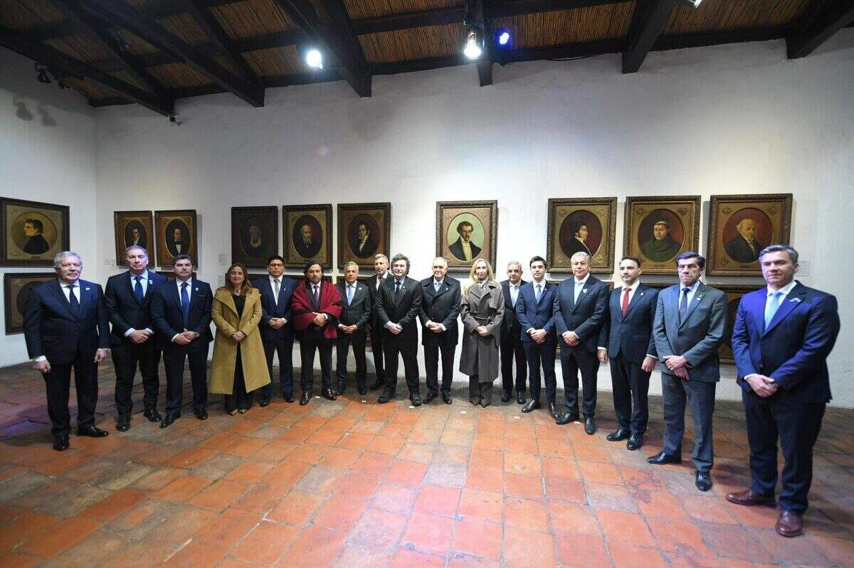 Reunión del Gobierno argentino con funcionarios y líderes políticos en un salón con retratos en las paredes