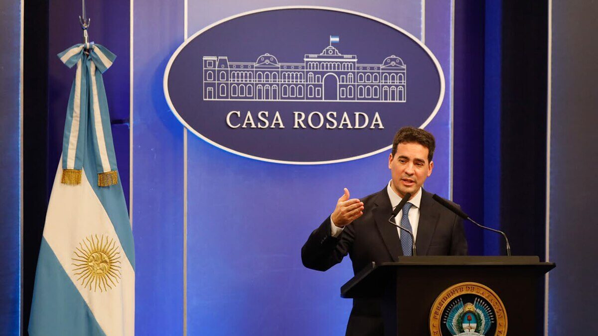Vocero presidencial Adrián Ravier durante una conferencia en la Casa Rosada