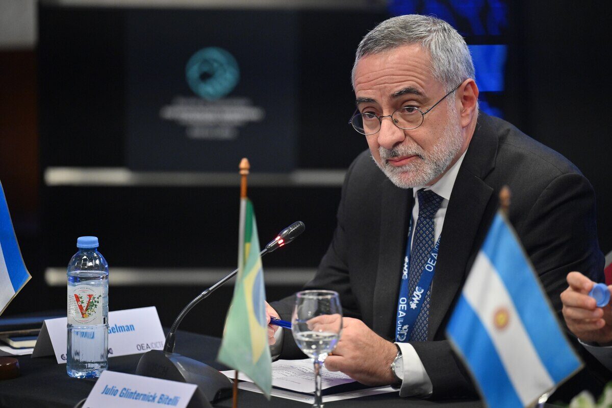 Pablo Quirno durante una reunión diplomática con banderas de Brasil y Argentina en la mesa