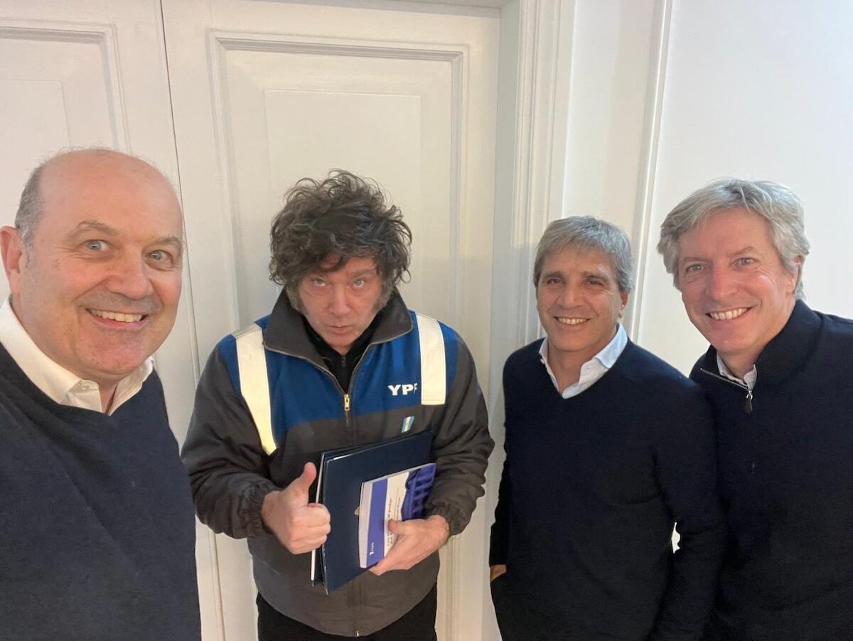 Javier Milei y su equipo posan para una foto en una oficina