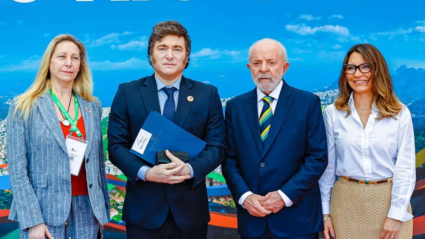 Javier Milei y otros funcionarios en un evento internacional en Brasil