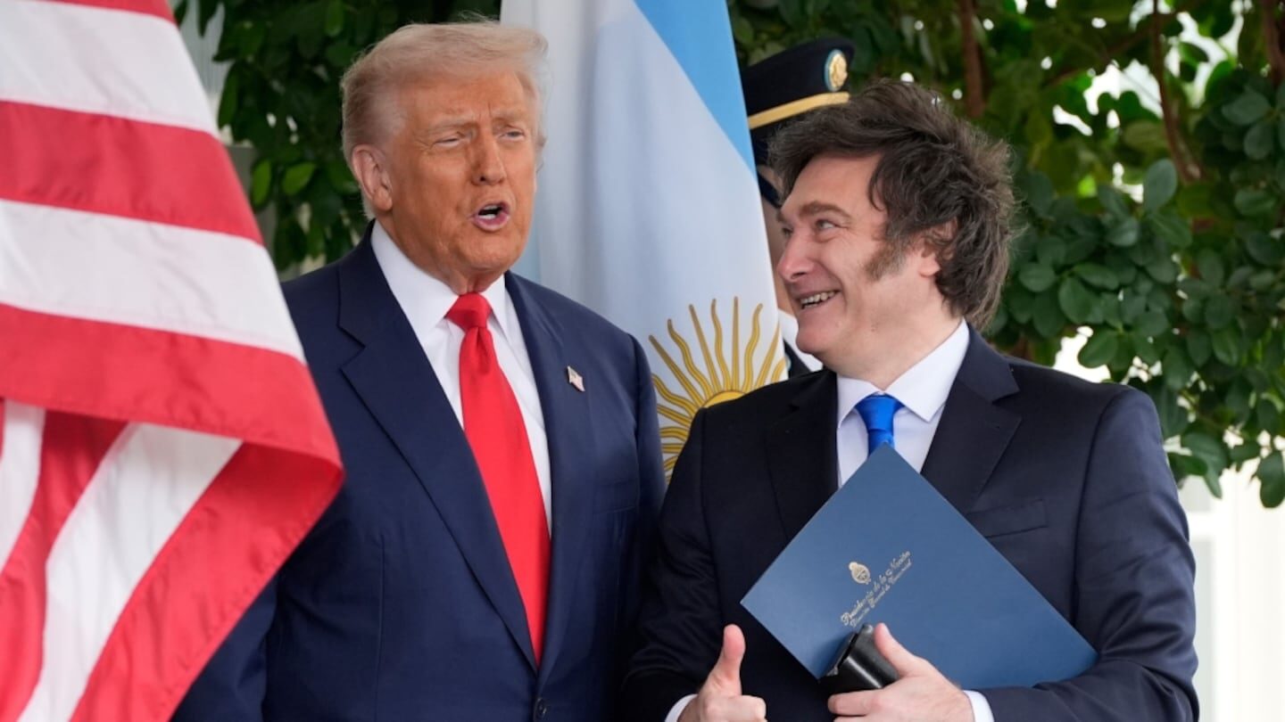 Donald Trump y Javier Milei conversando en un evento oficial en Argentina