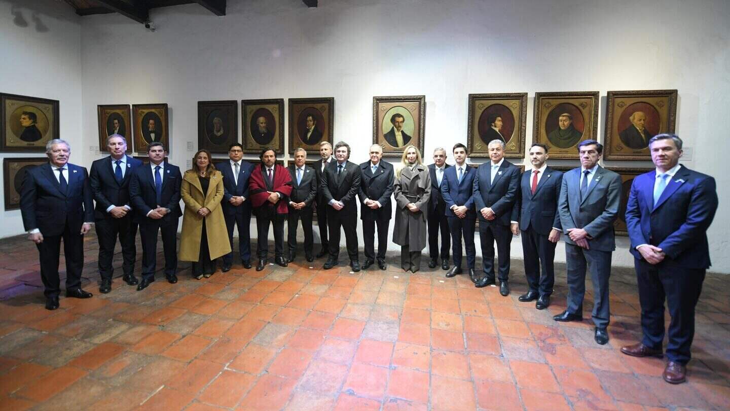Grupo de funcionarios y gobernadores argentinos posando en un evento oficial