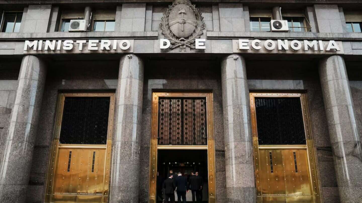 Fachada del Ministerio de Economía de Argentina con puertas doradas