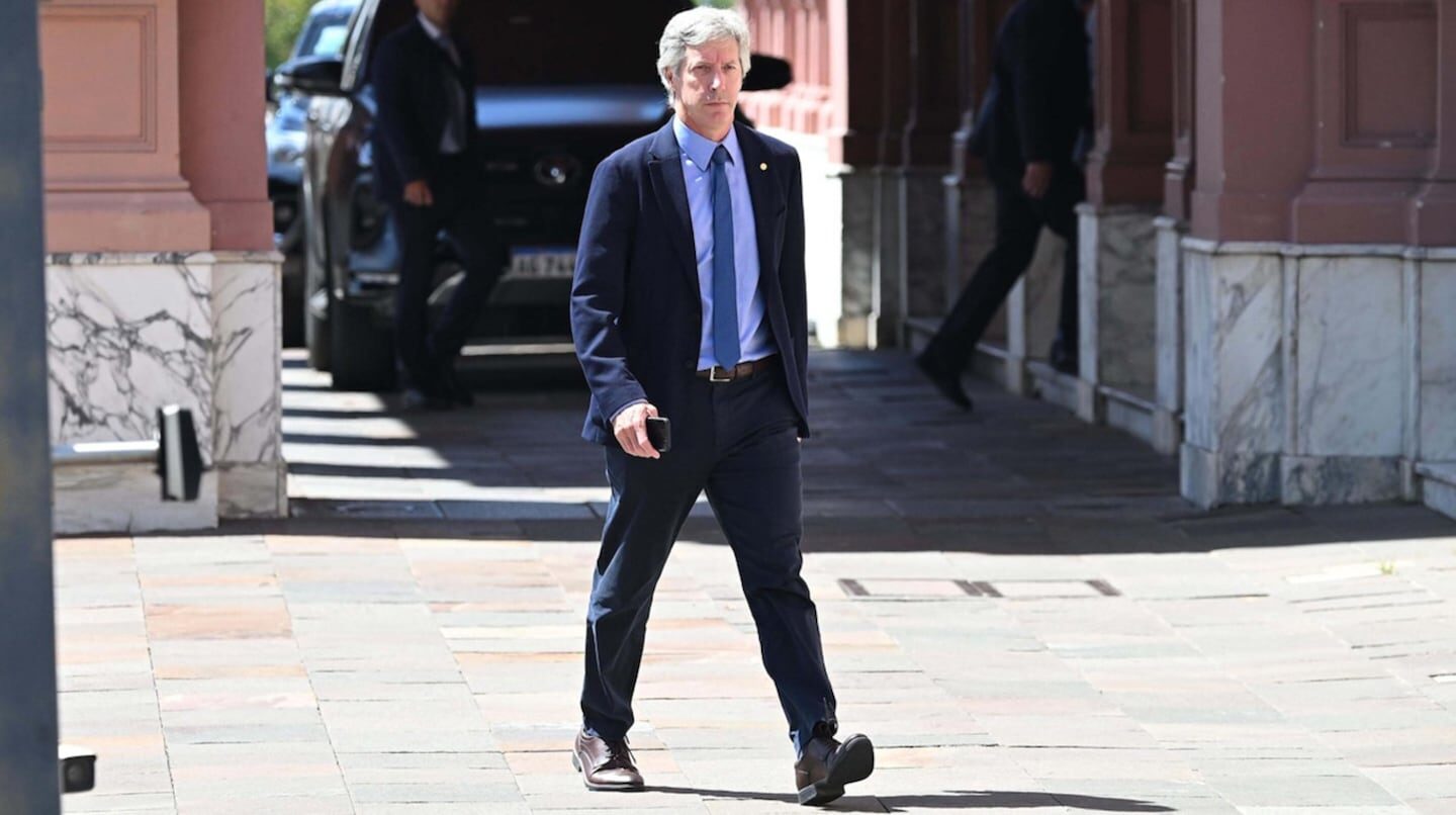 Santiago Bausili caminando frente a la Casa Rosada en Buenos Aires