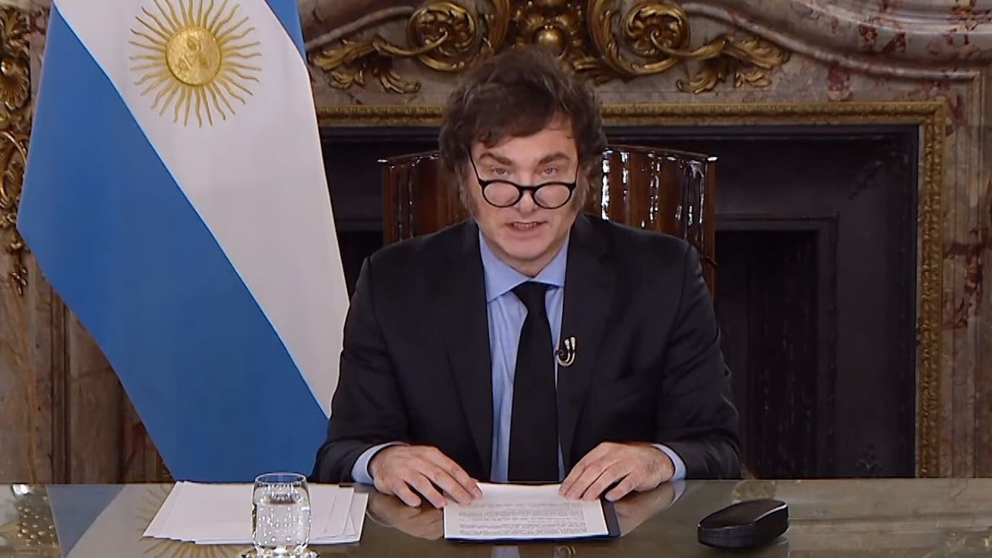 Santiago Bausili presentando su pliego en la Casa Rosada con la bandera argentina de fondo