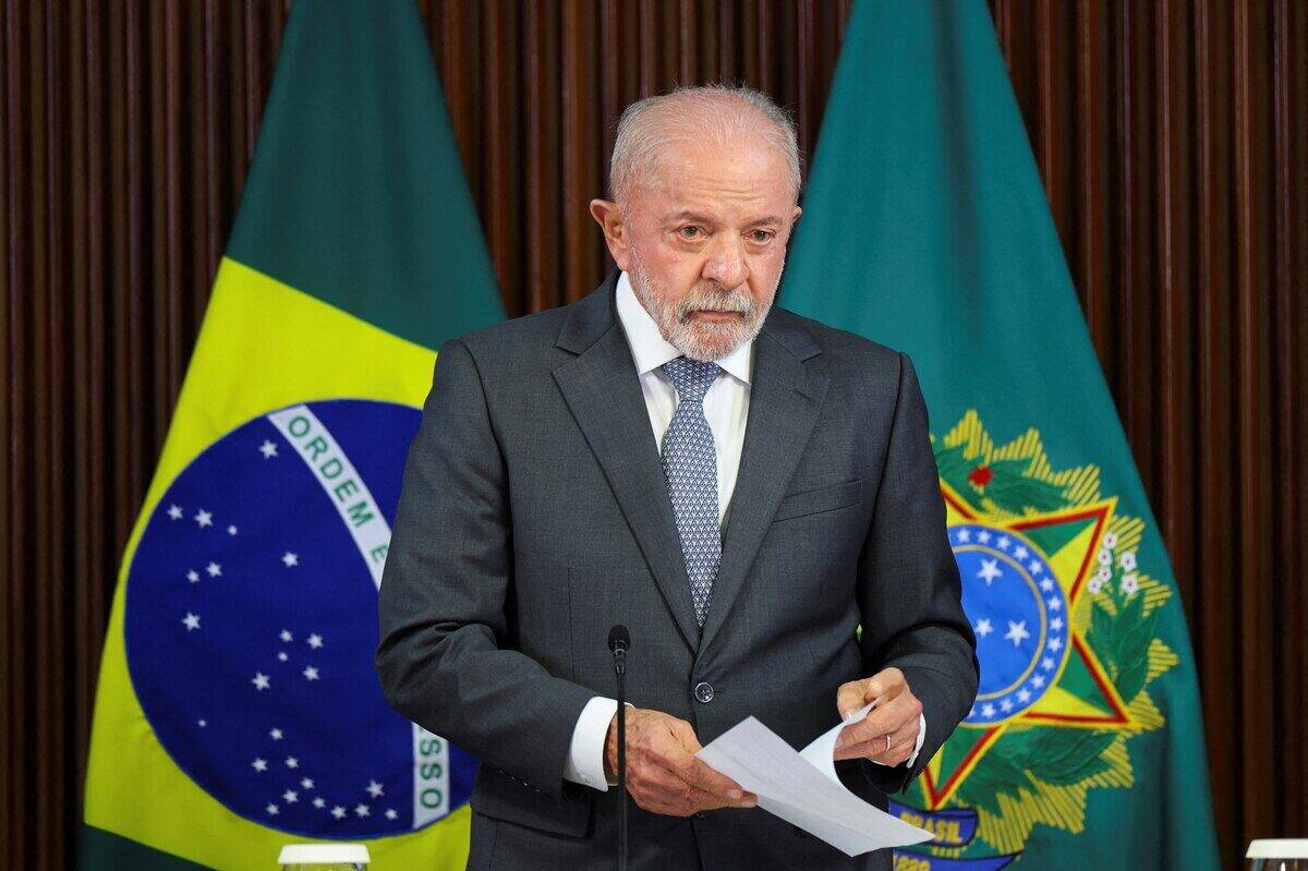 Lula da Silva en una conferencia de prensa con banderas de Brasil de fondo